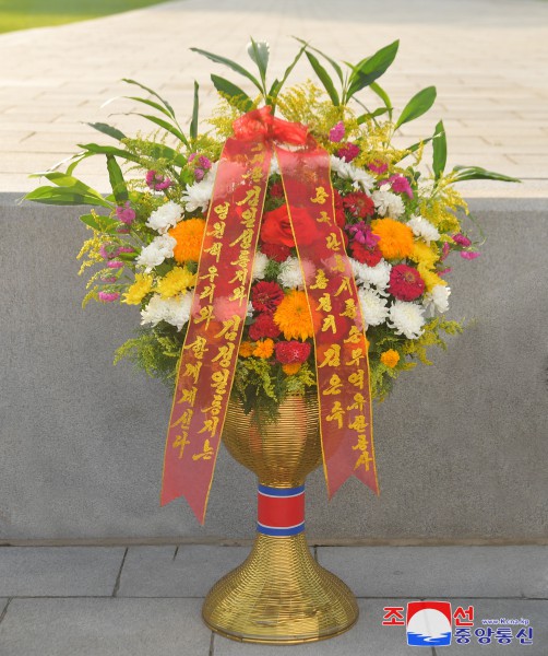 Floral Baskets to Statues of Great Leaders from Abroad