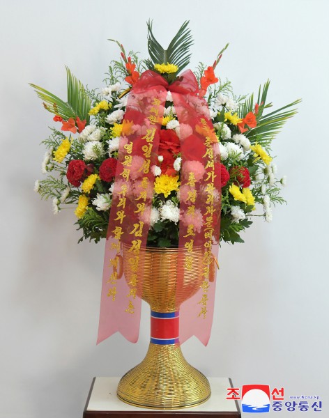 Floral Baskets to Statues of Great Leaders from Abroad