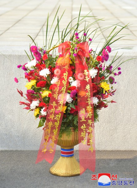 Floral Baskets to Statues of Great Leaders from Abroad