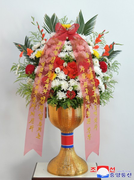 Floral Baskets to Statues of Great Leaders from Abroad