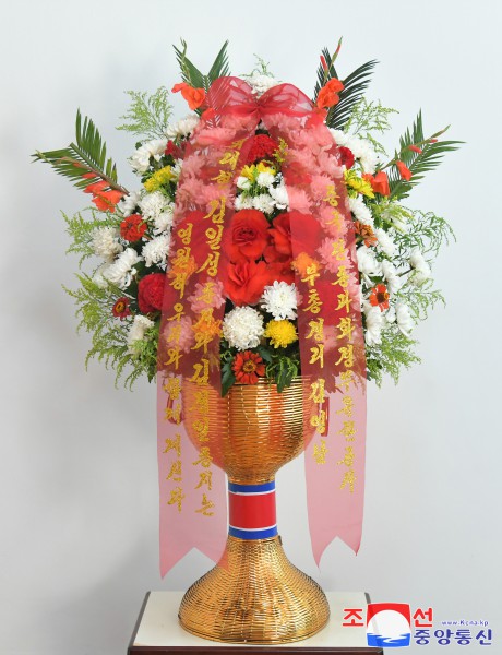 Floral Baskets to Statues of Great Leaders from Abroad