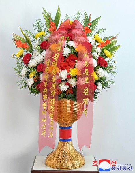 Floral Baskets to Statues of Great Leaders from Abroad