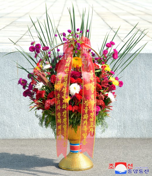 Floral Baskets to Statues of Great Leaders from Abroad