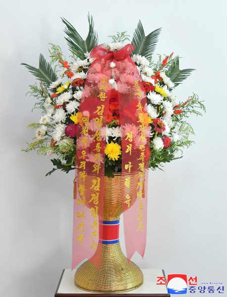 Floral Baskets to Statues of Great Leaders from Abroad