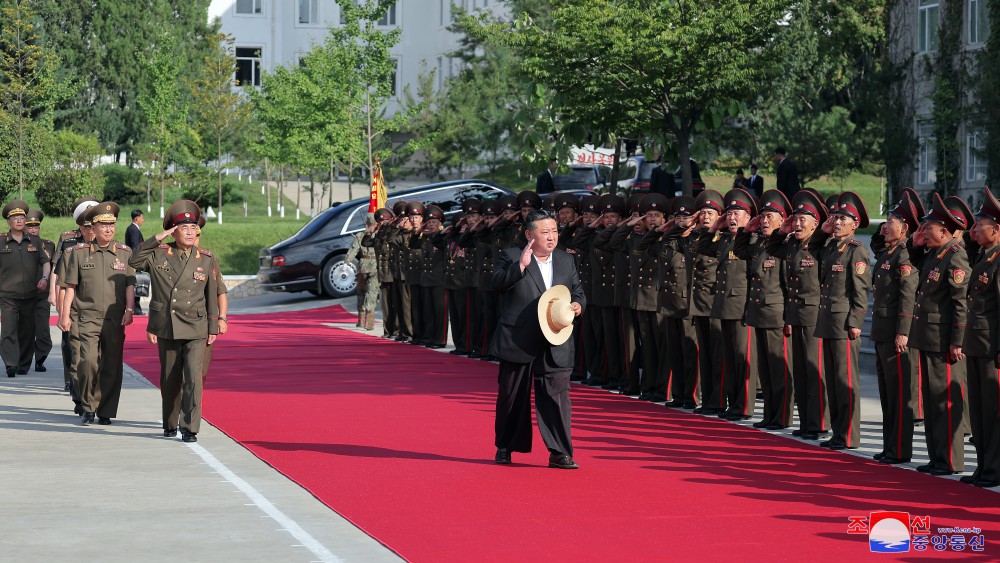 경애하는 김정은동지께서 오진우명칭 포병종합군관학교를 시찰하시였다