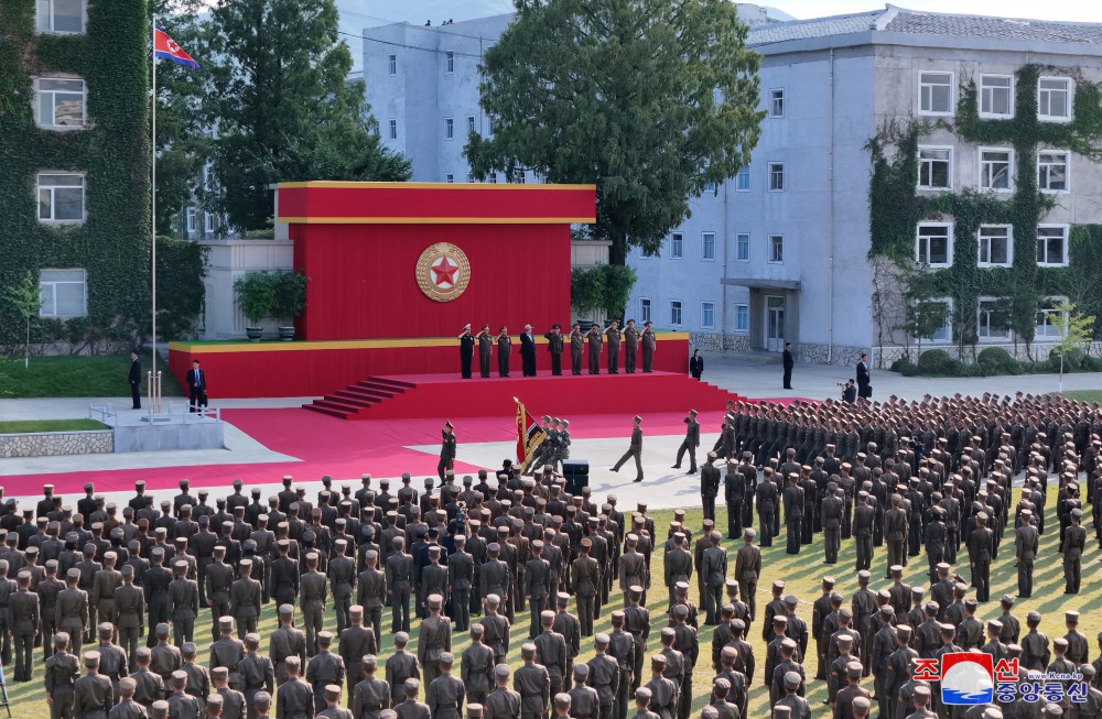 경애하는 김정은동지께서 오진우명칭 포병종합군관학교를 시찰하시였다