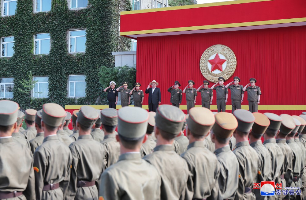 경애하는 김정은동지께서 오진우명칭 포병종합군관학교를 시찰하시였다