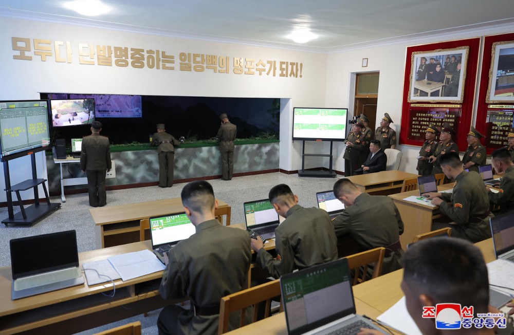 경애하는 김정은동지께서 오진우명칭 포병종합군관학교를 시찰하시였다