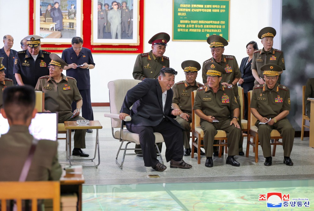 경애하는 김정은동지께서 오진우명칭 포병종합군관학교를 시찰하시였다