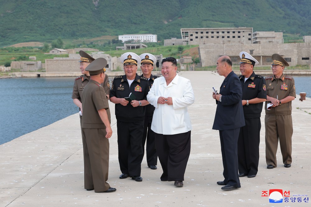 敬爱的金正恩同志考察有关海军基地建设的实地