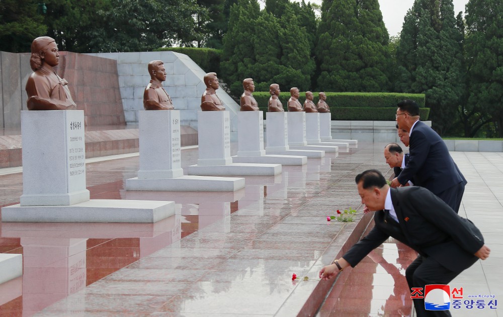 Rinden homenaje a los mártires en ocasión del día nacional