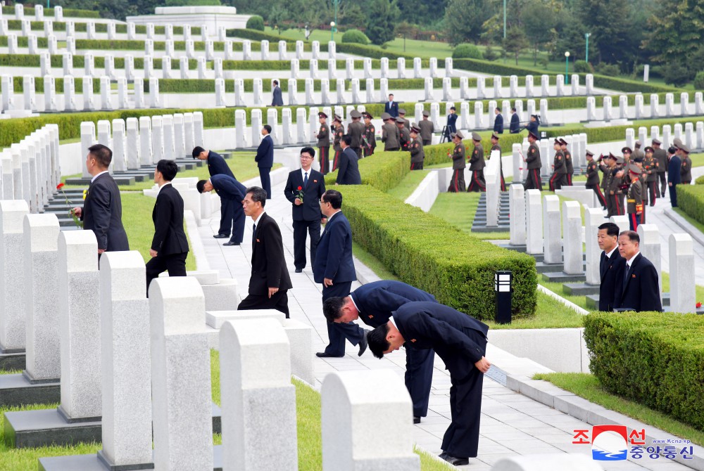 Rinden homenaje a los mártires en ocasión del día nacional