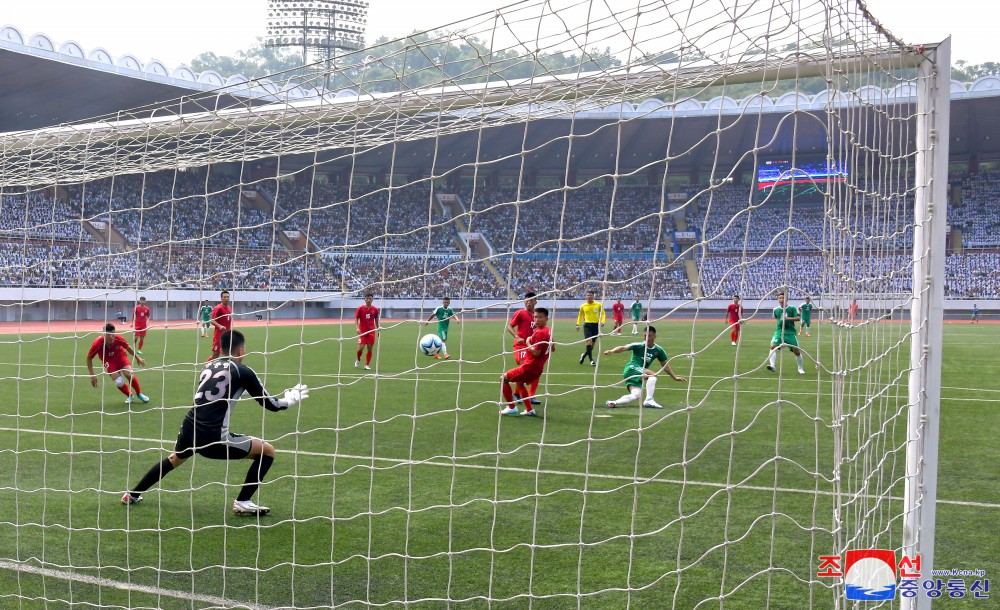 Efectuado partido de fútbol masculino por el día nacional