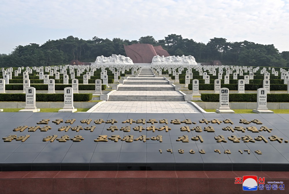 Rinden homenaje a los mártires en ocasión del día nacional