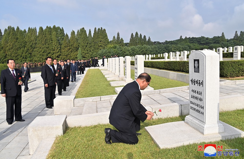 Rinden homenaje a los mártires en ocasión del día nacional