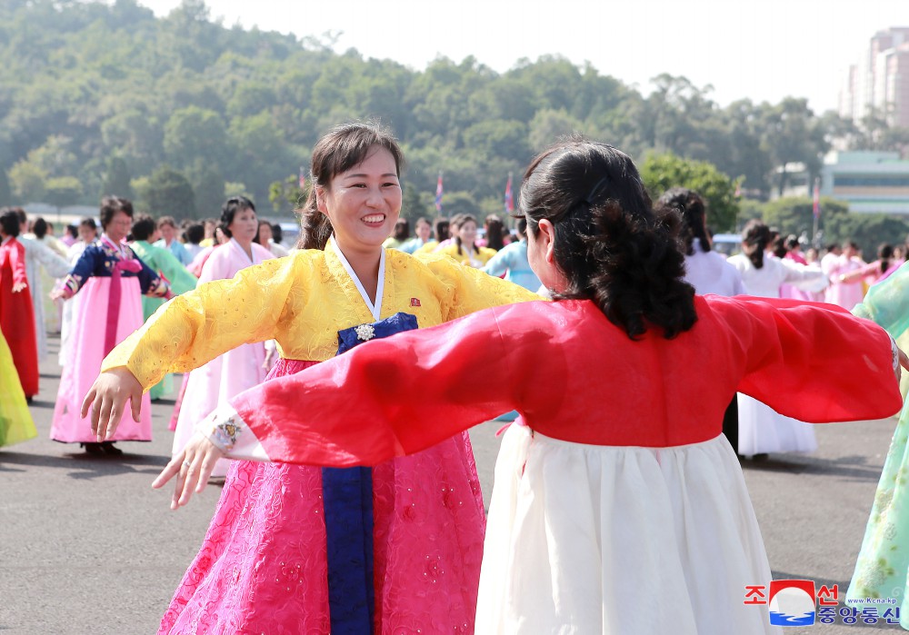 녀맹일군들과 녀맹원들의 무도회 진행