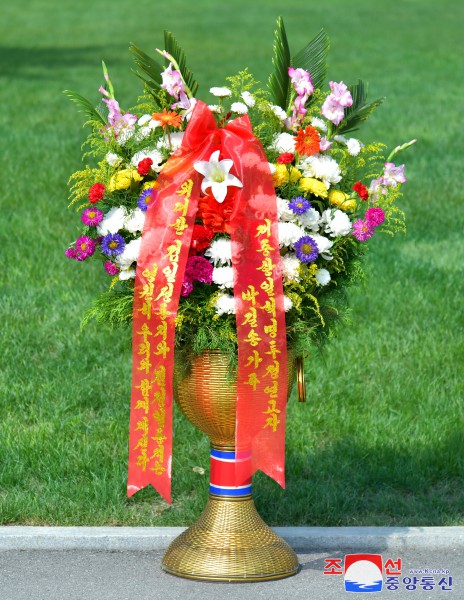 Floral Baskets to Statues of Great Leaders from Abroad