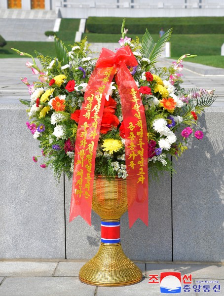 Floral Baskets to Statues of Great Leaders from Abroad