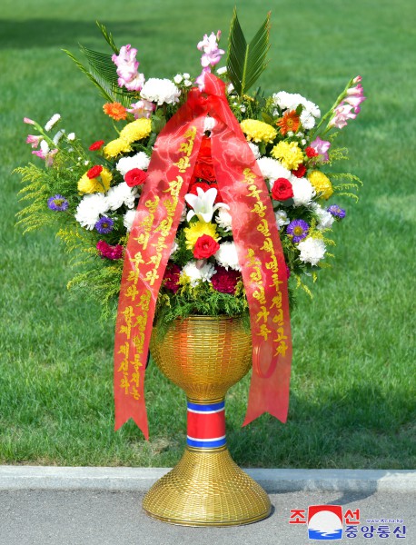 Floral Baskets to Statues of Great Leaders from Abroad