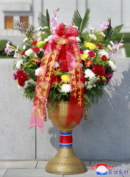 Floral Baskets to Statues of Great Leaders from Abroad