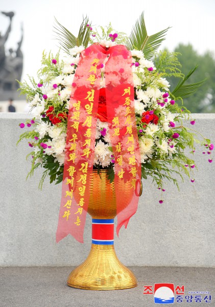 Floral Baskets to Statues of Great Leaders from Abroad