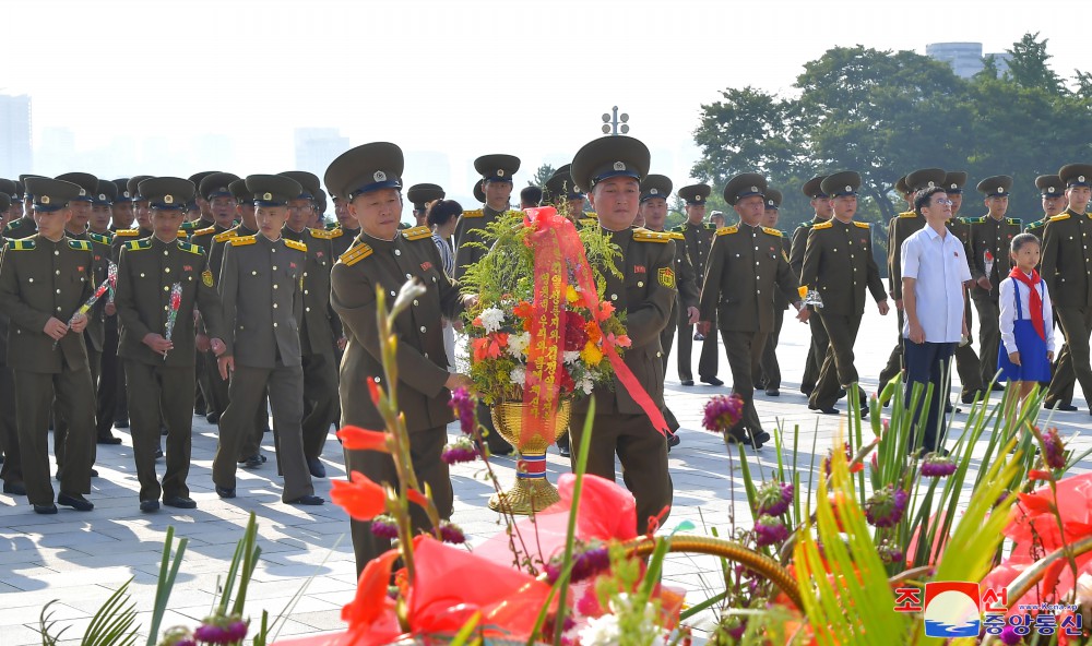 위대한 수령 김일성동지와 위대한 령도자 김정일동지의 동상에 일군들과 근로자들,인민군장병들과 청소년학생들 꽃바구니 진정