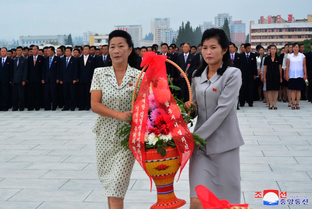 위대한 수령 김일성동지와 위대한 령도자 김정일동지의 동상에 일군들과 근로자들,인민군장병들과 청소년학생들 꽃바구니 진정