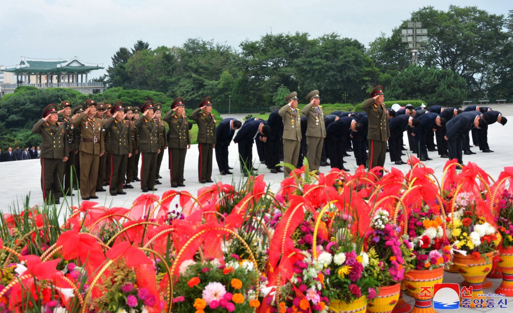 위대한 수령 김일성동지와 위대한 령도자 김정일동지의 동상에 일군들과 근로자들,인민군장병들과 청소년학생들 꽃바구니 진정