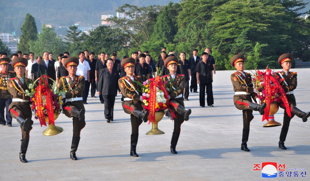 위대한 수령 김일성동지와 위대한 령도자 김정일동지의 동상에 일군들과 근로자들,인민군장병들과 청소년학생들 꽃바구니 진정