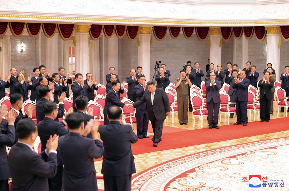 경애하는 김정은동지께서 국경절에 즈음하여 당과 정부의 지도간부들을 만나 축하하시고 국가사업방향에 관한 중요연설을 하시였다