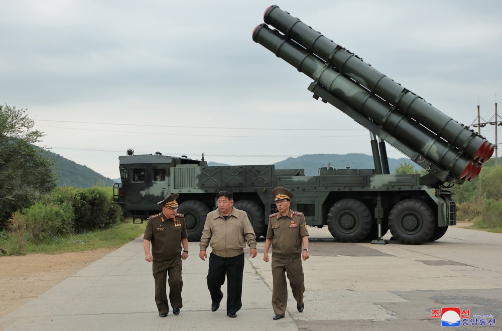 경애하는 김정은동지께서 새형의 600㎜방사포차성능검증을 위한 시험사격을 보시였다