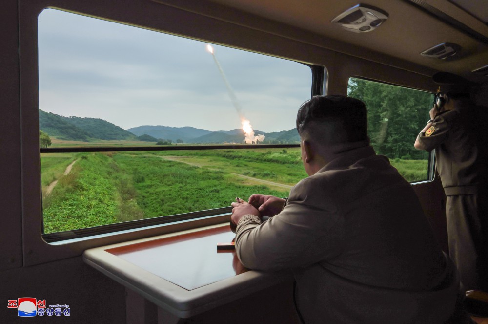 경애하는 김정은동지께서 새형의 600㎜방사포차성능검증을 위한 시험사격을 보시였다