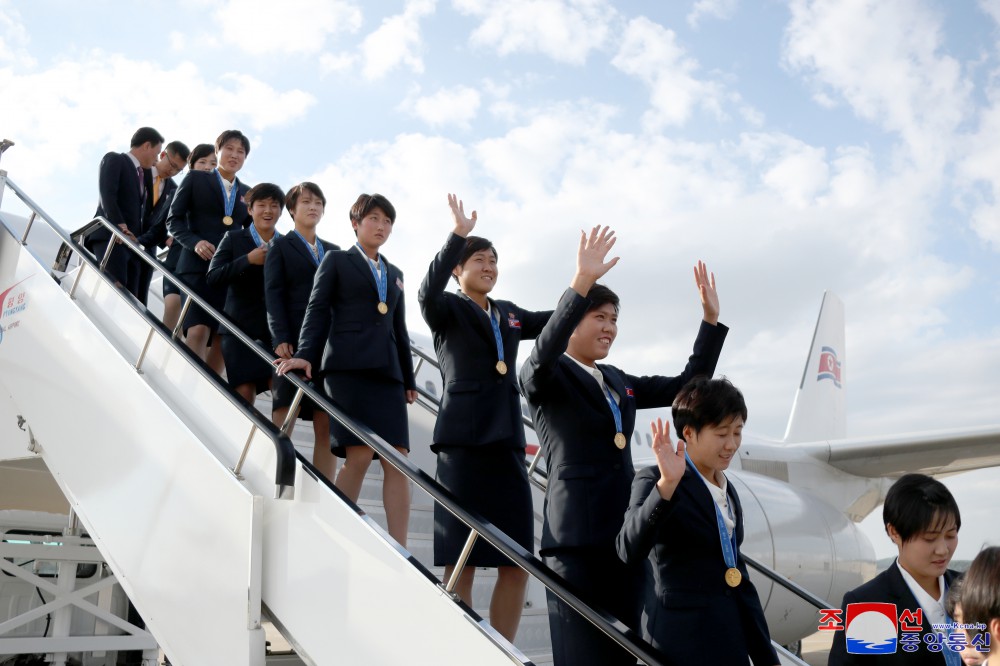 Pyongyang Citizens Fervently Welcome Young Footballers