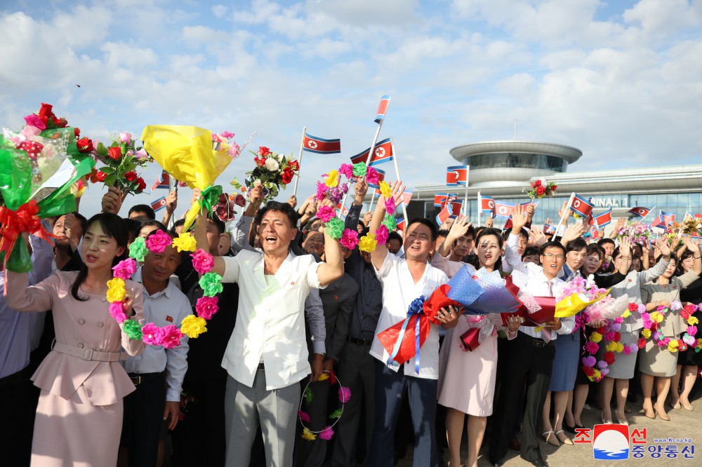 국제축구련맹 2024년 20살미만 녀자월드컵경기대회에서 우승한 우리 나라 녀자축구선수들 귀국,평양시민들 열렬히 환영