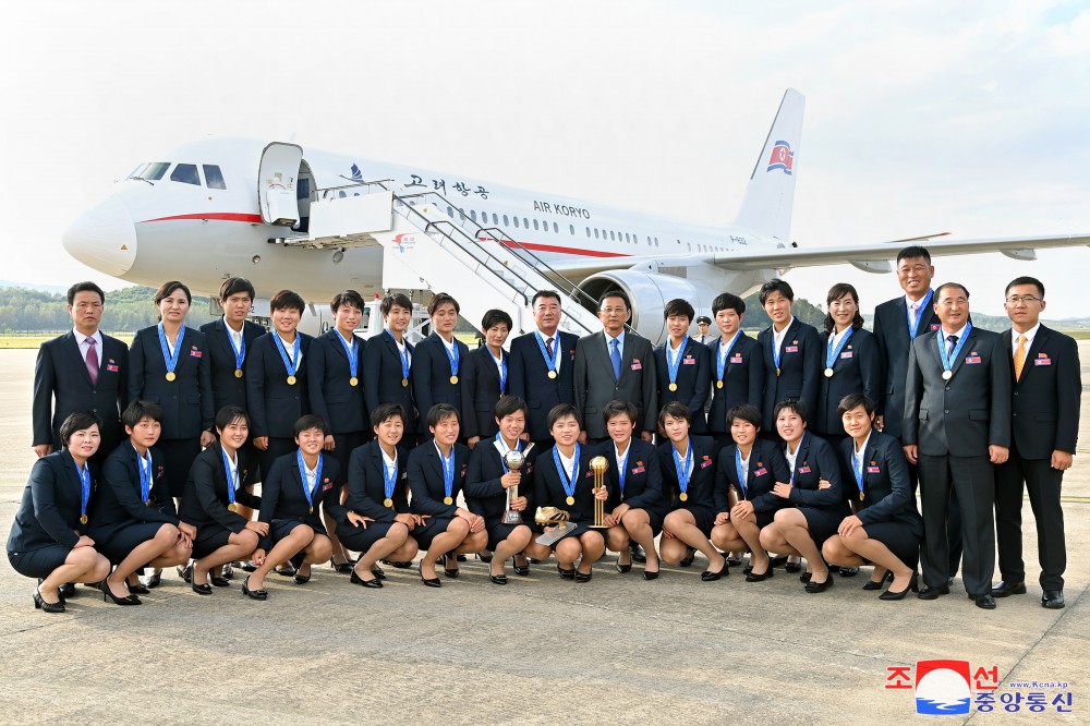 Pyongyang Citizens Fervently Welcome Young Footballers