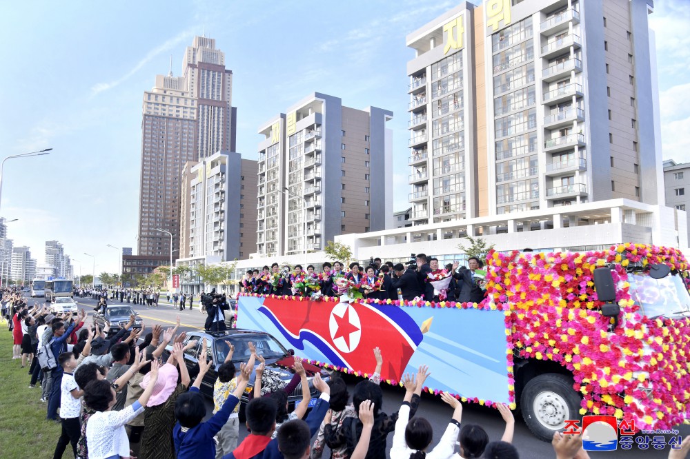 국제축구련맹 2024년 20살미만 녀자월드컵경기대회에서 우승한 우리 나라 녀자축구선수들 귀국,평양시민들 열렬히 환영