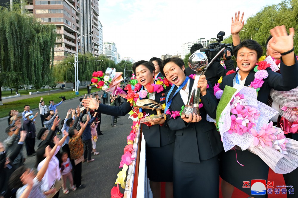 국제축구련맹 2024년 20살미만 녀자월드컵경기대회에서 우승한 우리 나라 녀자축구선수들 귀국,평양시민들 열렬히 환영