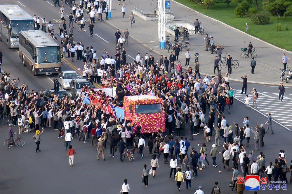 Pyongyang Citizens Fervently Welcome Young Footballers