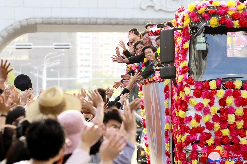 Pyongyang Citizens Fervently Welcome Young Footballers