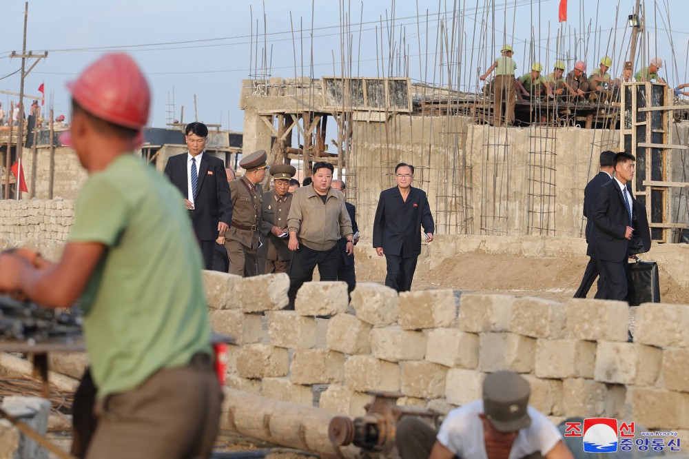 Estimado compañero Kim Jong Un dirige sobre el terreno la campaña de resarcimiento de daños por inundación en la provincia de Phyong-an del Norte