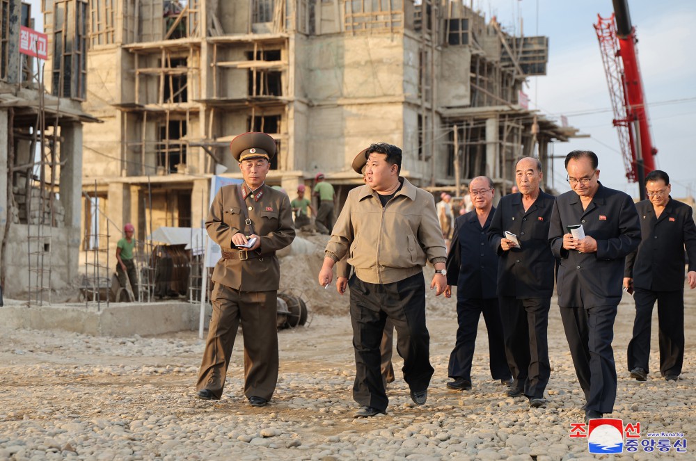 Estimado compañero Kim Jong Un dirige sobre el terreno la campaña de resarcimiento de daños por inundación en la provincia de Phyong-an del Norte