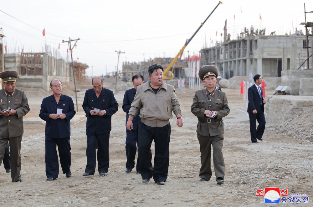 Estimado compañero Kim Jong Un dirige sobre el terreno la campaña de resarcimiento de daños por inundación en la provincia de Phyong-an del Norte