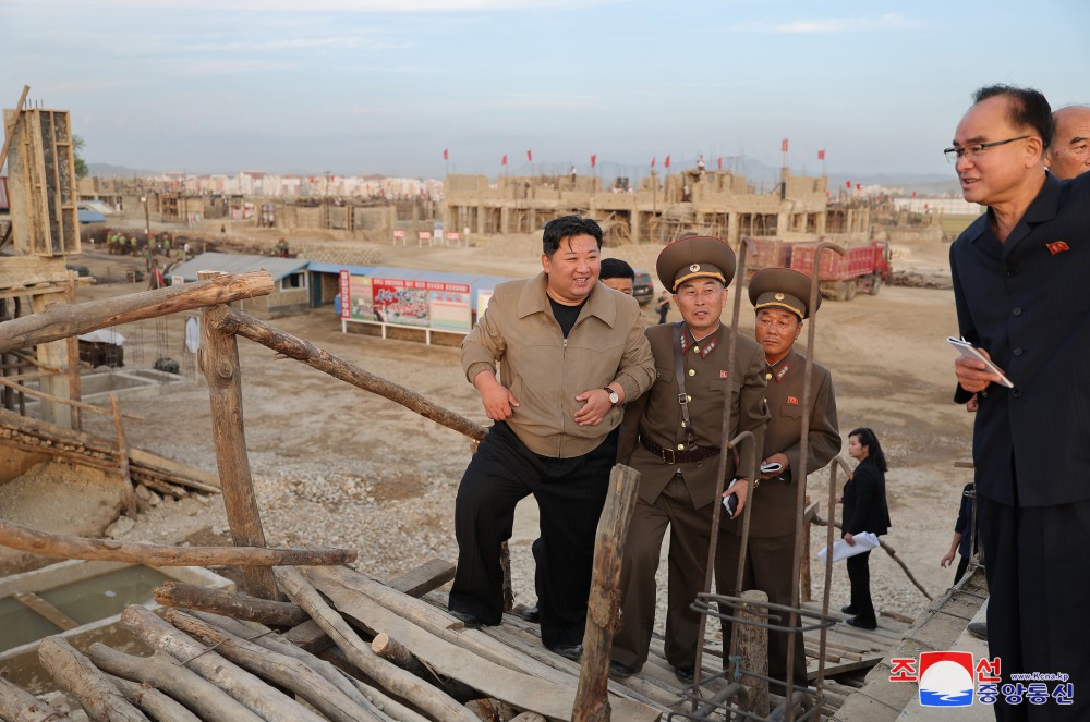 Estimado compañero Kim Jong Un dirige sobre el terreno la campaña de resarcimiento de daños por inundación en la provincia de Phyong-an del Norte