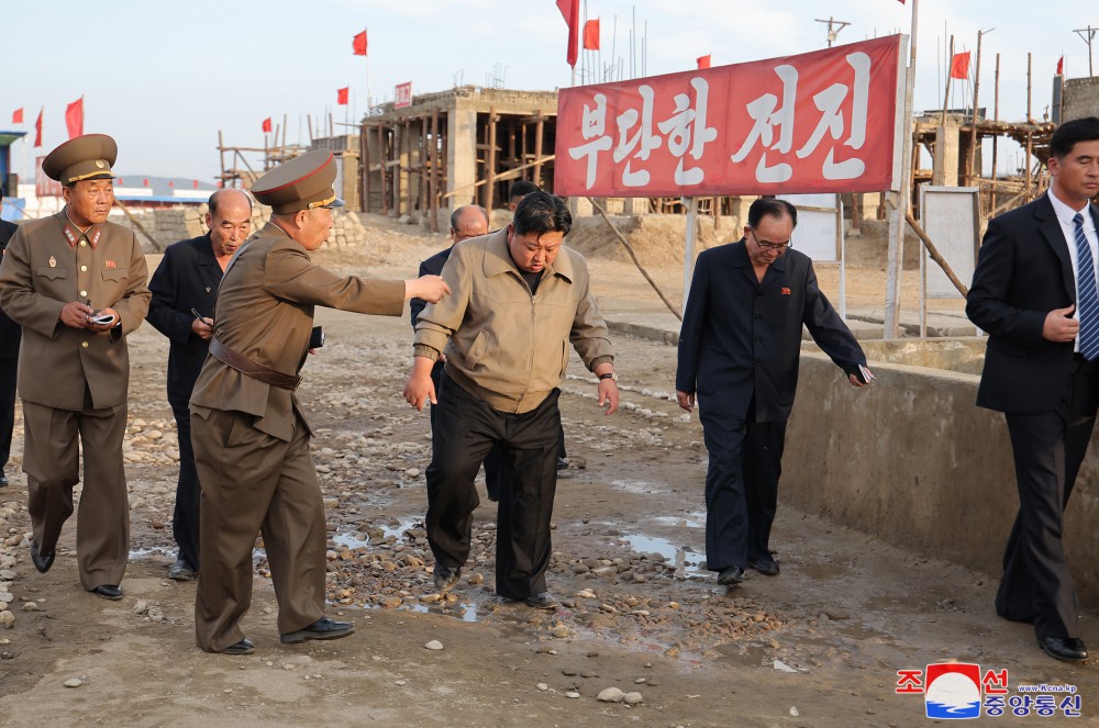 Estimado compañero Kim Jong Un dirige sobre el terreno la campaña de resarcimiento de daños por inundación en la provincia de Phyong-an del Norte