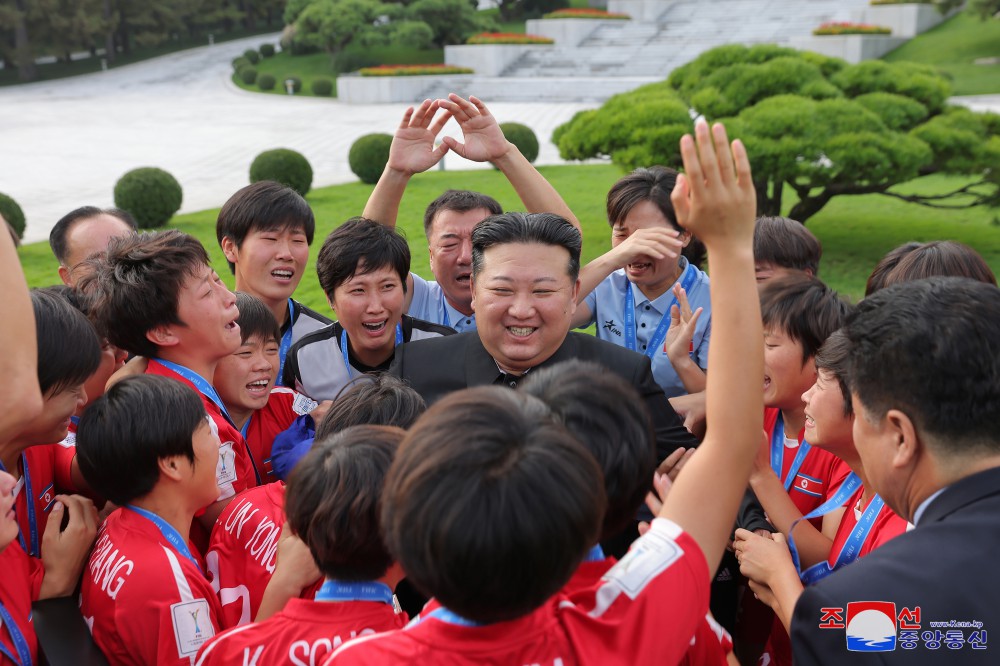 경애하는 김정은동지께서 국제축구련맹 2024년 20살미만 녀자월드컵경기대회에서 우승한 선수들과 감독들을 만나시고 축하격려해주시였다