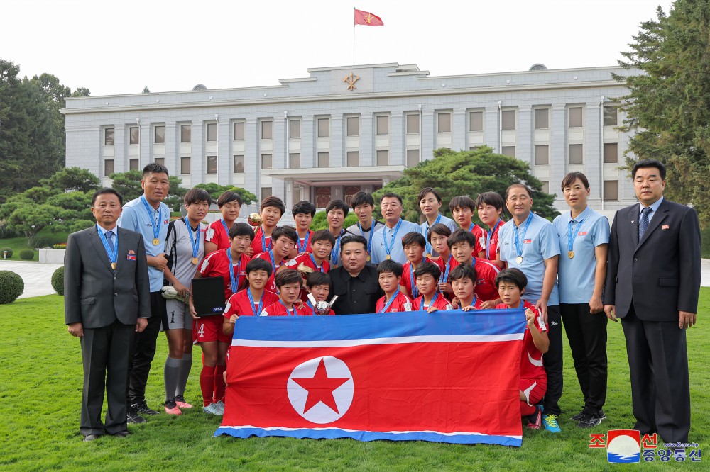 경애하는 김정은동지께서 국제축구련맹 2024년 20살미만 녀자월드컵경기대회에서 우승한 선수들과 감독들을 만나시고 축하격려해주시였다