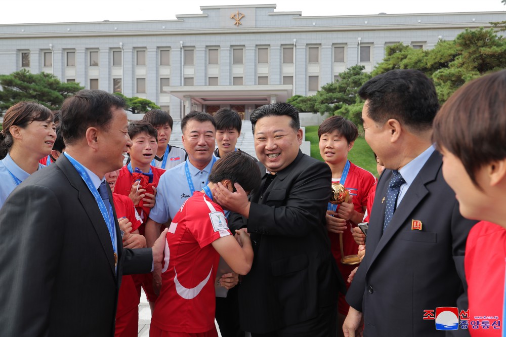 경애하는 김정은동지께서 국제축구련맹 2024년 20살미만 녀자월드컵경기대회에서 우승한 선수들과 감독들을 만나시고 축하격려해주시였다