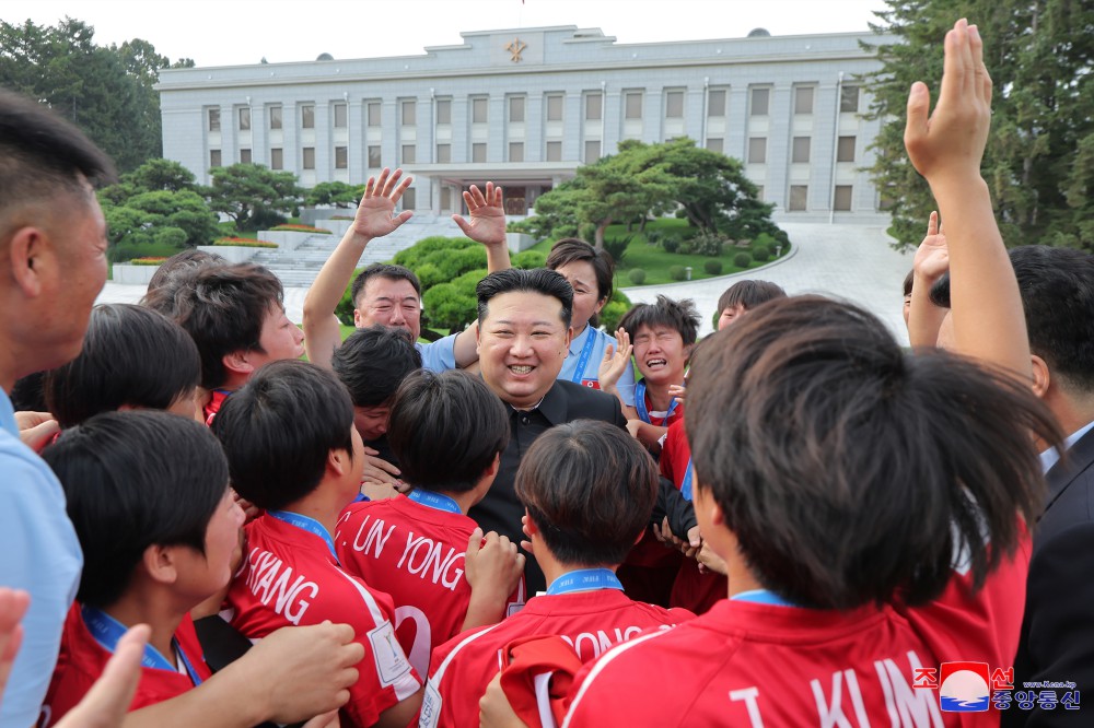 경애하는 김정은동지께서 국제축구련맹 2024년 20살미만 녀자월드컵경기대회에서 우승한 선수들과 감독들을 만나시고 축하격려해주시였다