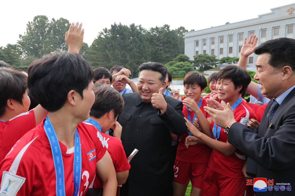 경애하는 김정은동지께서 국제축구련맹 2024년 20살미만 녀자월드컵경기대회에서 우승한 선수들과 감독들을 만나시고 축하격려해주시였다