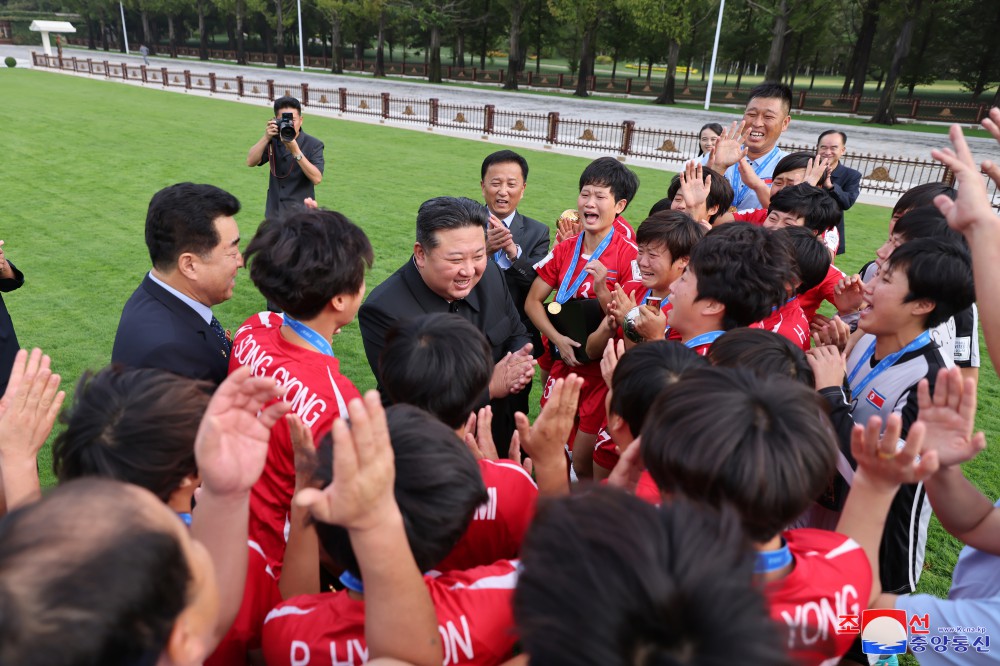 경애하는 김정은동지께서 국제축구련맹 2024년 20살미만 녀자월드컵경기대회에서 우승한 선수들과 감독들을 만나시고 축하격려해주시였다